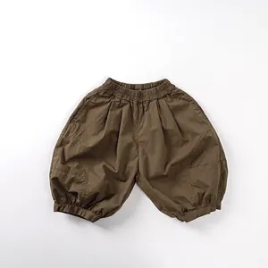 Detail der dunkelbraunen Kinder-Baumwollhose mit elastischem Bund und Cargotaschen