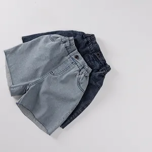 Détail du short en jean pour enfant avec taille élastique et bords effilochés