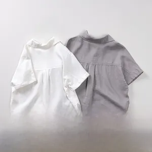 Détail de la texture légère en coton et lin sur chemises à manches courtes enfant