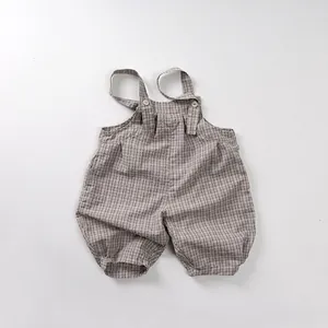 Détail de la combinaison rayée grise et blanche pour bébé avec boutons et ourlets élastiques