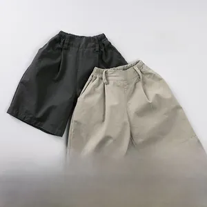 Dettaglio di pantaloncini in cotone per bambini con elastico in vita e tasche laterali