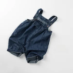 Détails de la salopette en jean bleu foncé pour tout-petits avec bretelles réglables et poche