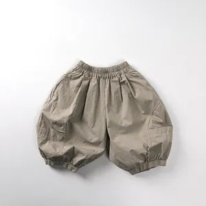 Detail der lockeren Baumwoll-Ballonhose für Kinder mit Gummizug und großen Taschen