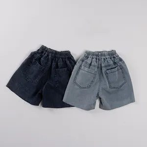 Vue à plat de shorts en jean pour enfants avec taille élastique et bords effilochés
