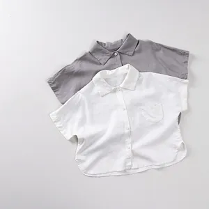 Détail de chemises bébé en coton et lin à manches courtes avec col et boutons