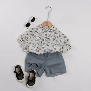 Ensemble d'été pour enfants avec chemise à fleurs, short en jean, lunettes et baskets