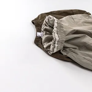 Leichte Kinder-Baumwollhose mit weitem Bein in Olivgrün und Beige für den Sommer