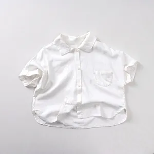 Vue détaillée d'une chemise blanche pour bébé en coton-lin avec col à revers et poche