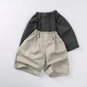 Dettaglio di pantaloncini in cotone per bambini con elastico in grigio e kaki
