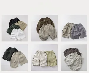 Collage de shorts cargo en coton pour enfants et de bermudas d'été en divers tons de terre