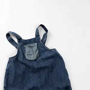 Salopette en jean bleu foncé pour enfants avec poche avant et finition délavée