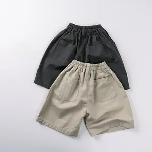 Dettaglio di pantaloncini cargo in cotone per bambini con elastico e doppie tasche