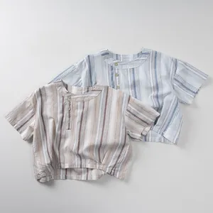 Détail de t-shirts rayés pour enfants en coton avec boutons en bois et texture lin