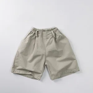 Dettaglio di pantaloncini casual in cotone kaki con comoda vita elastica per bambini