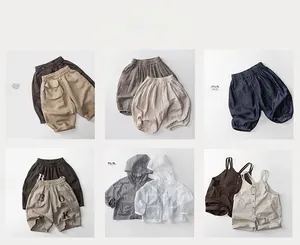 Mix-and-Match-Display von Kinder-Baumwollshorts und leichten Jacken in Erdtönen