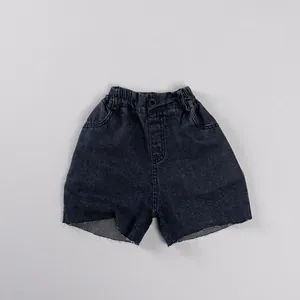 Détails du short en jean pour enfant avec taille élastique et bords effilochés stylés