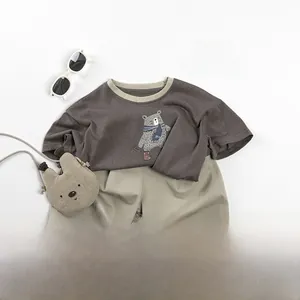 Completo estivo da bambino in cotone con t-shirt con orsetto e pantaloncini kaki