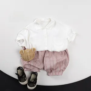 Ensemble d'été pour bébé avec chemise blanche à manches courtes et short rose texturé
