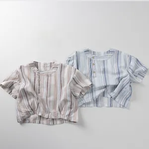 Détail de t-shirts rayés pour enfants avec boutons en bois et patte de boutonnage biais