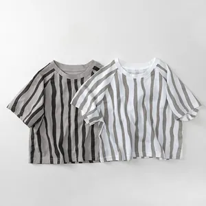 Nahaufnahme von zwei gestreiften Kinder-T-Shirts aus Baumwolle in Grau und Weiß mit Rundhals
