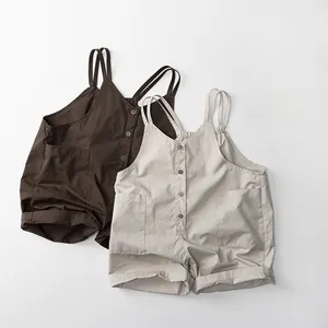 Vue détaillée de salopettes en coton pour tout-petits en marron foncé et beige