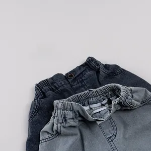 Détail de la taille élastique et texture denim lavé sur shorts pour enfants