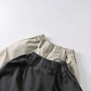 Pantaloncini casual in cotone per bambini con elastico in vita colori kaki e grigio scuro
