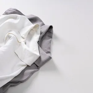Vue détaillée de chemises pour enfants en coton et lin en blanc et gris
