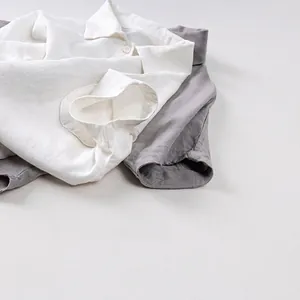 Chemises enfant minimalistes en coton et lin dans les tons blanc et gris