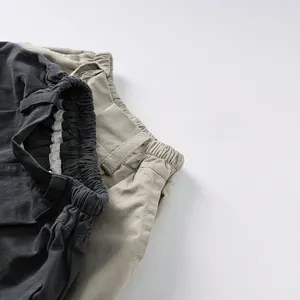 Dettaglio degli elastici in vita di tre paia di pantaloncini casual in cotone per bambini
