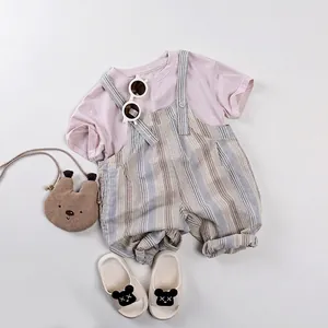 Ensemble d'été enfant avec t-shirt rose et short à bretelles bleu rayé