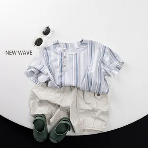 Ensemble d'été pour enfants avec chemise à rayures bleues et short beige pour bambins