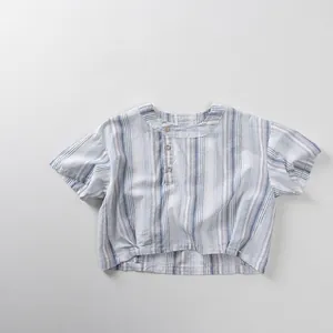 Détail d'un t-shirt rayé pour enfant avec col rond et boutons en bois naturel