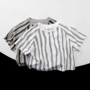 Flach liegende gestreifte Kinder-T-Shirts aus Baumwolle mit klassischem Rundhals