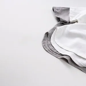 Vue macro de la texture en lin et coton avec coutures fines sur une chemise enfant