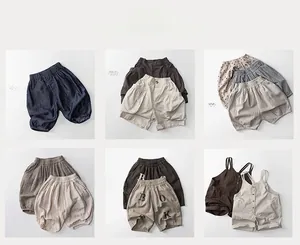 Shorts et salopettes d'été en coton et lin pour garçons dans des tons neutres
