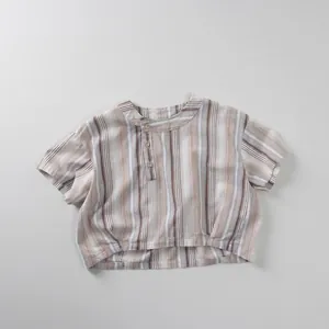Détail de chemise à rayures pour enfant en coton et lin avec boutons sur le côté