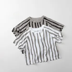 Detail von Rundhalsausschnitt und Raglanärmeln an gestreiften T-Shirts für Kleinkinder