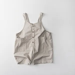 Détail de la salopette enfant en coton et lin avec boutons et poches latérales pratiques