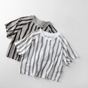 Detailansicht der gestreiften Kinder-T-Shirts aus Baumwolle mit Raglanärmeln in Grau
