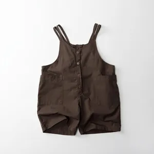 Détail de la salopette marron pour enfant en coton et lin avec de grandes poches