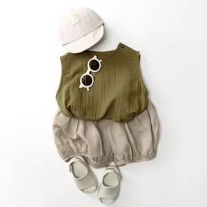 Ensemble débardeur en double gaze de coton vert olive et short beige pour bébés et enfants
