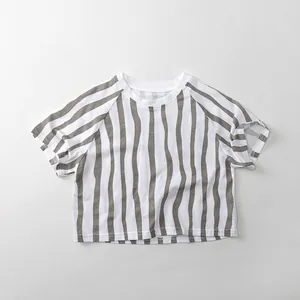 Nahaufnahme des Kinder-Kurzarm-T-Shirts mit grauen Längsstreifen und weißem Rundhals