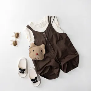 Tenue d'été pour enfants avec haut sans manches blanc et salopette marron foncé avec sac