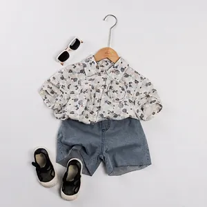 Tenue d'été enfant avec chemise imprimée galets et short en jean bleu délavé