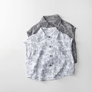 Détails des motifs floraux sur des chemises sans manches en coton et lin doux