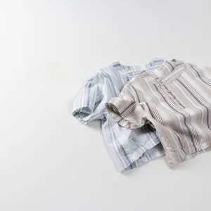 Détail à plat de chemises rayées en coton pour enfants en bleu et marron à manches courtes