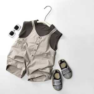 Tenue enfant style coréen avec gilet marron et ensemble salopette beige court