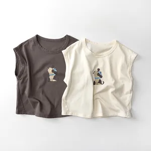 Détail du tricot en coton doux et de l'imprimé chien mignon sur les débardeurs enfant