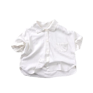 Chemise blanche minimaliste à manches courtes pour enfants avec col boutonné et poche poitrine